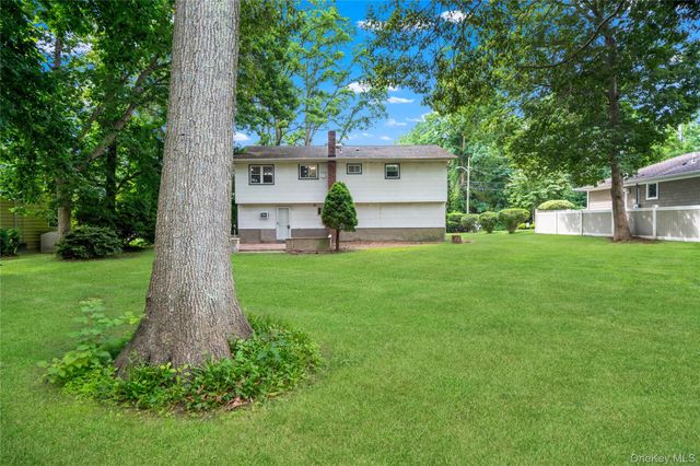 39 Wolfhollow Road, Centereach, NY 11720