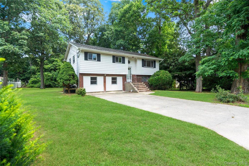 39 Wolfhollow Road, Centereach, NY 11720