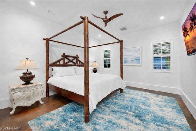 2401 Coach House LN, Naples, FL 34105