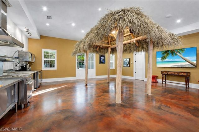 2401 Coach House LN, Naples, FL 34105