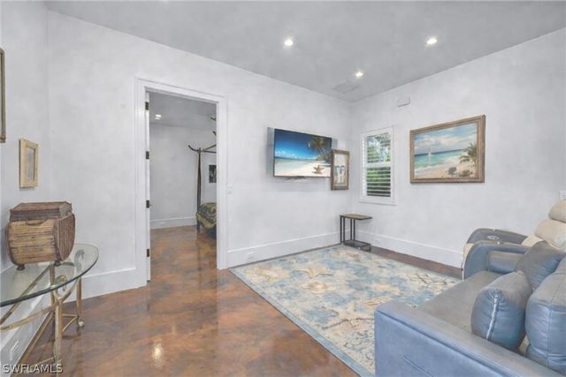 2401 Coach House LN, Naples, FL 34105