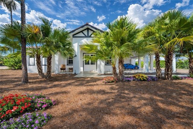 2401 Coach House LN, Naples, FL 34105