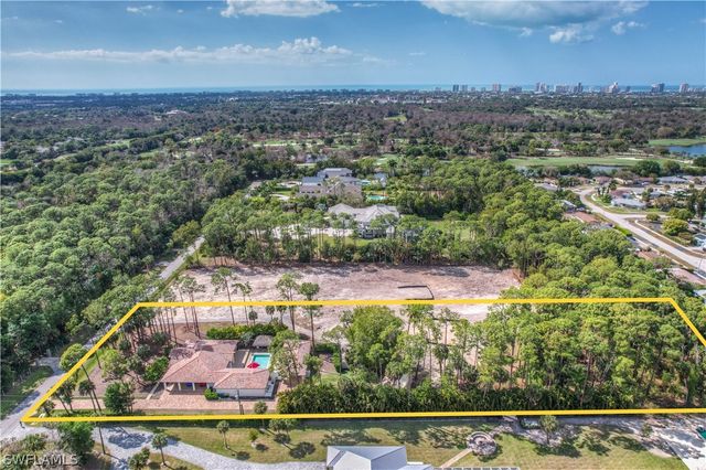 2401 Coach House LN, Naples, FL 34105