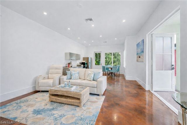 2401 Coach House LN, Naples, FL 34105