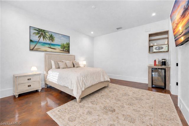 2401 Coach House LN, Naples, FL 34105