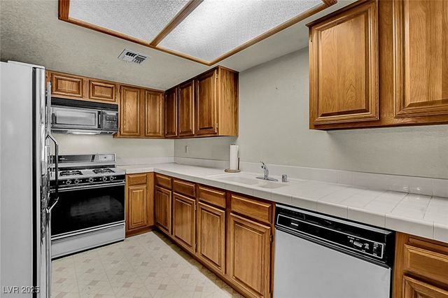 2716 Laguna Shores Lane, Las Vegas, NV 89121