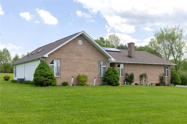 231 Arrowhead Dr, Slippery Rock Twp, PA 16057