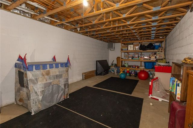 231 Arrowhead Dr, Slippery Rock Twp, PA 16057