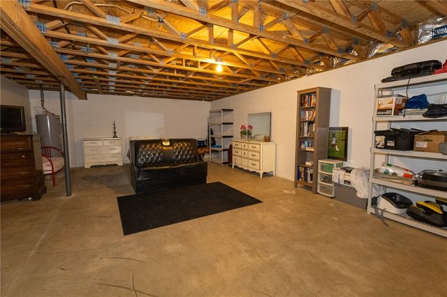 231 Arrowhead Dr, Slippery Rock Twp, PA 16057