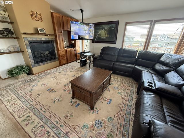 35210 F Pl, Ocean Park, WA 98640