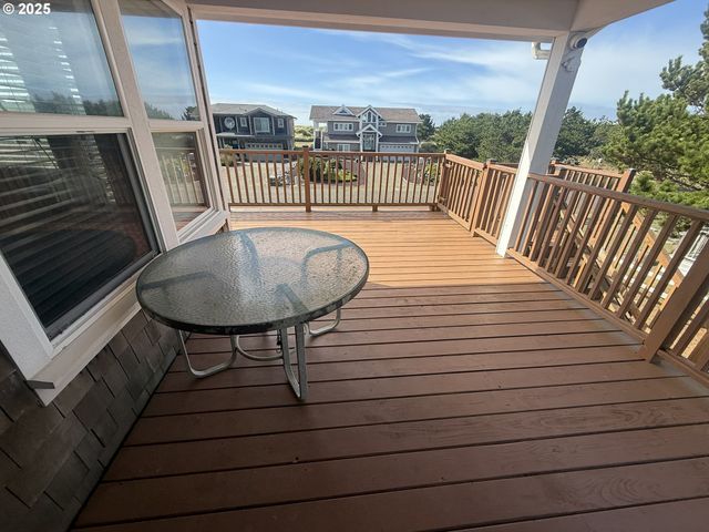 35210 F Pl, Ocean Park, WA 98640