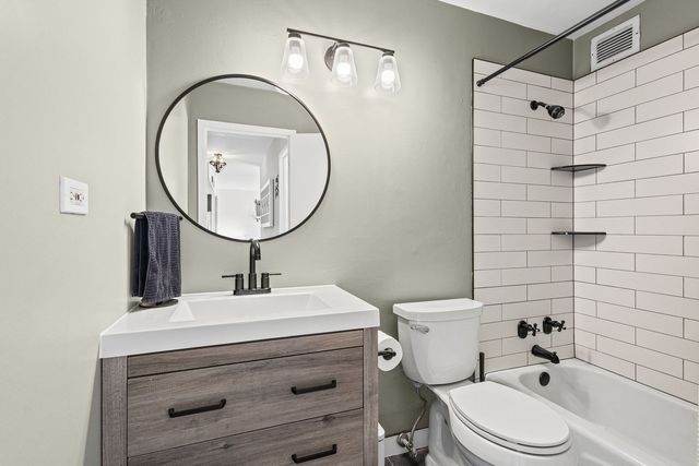 3930 N Pine Grove Avenue 304, Chicago, IL 60613