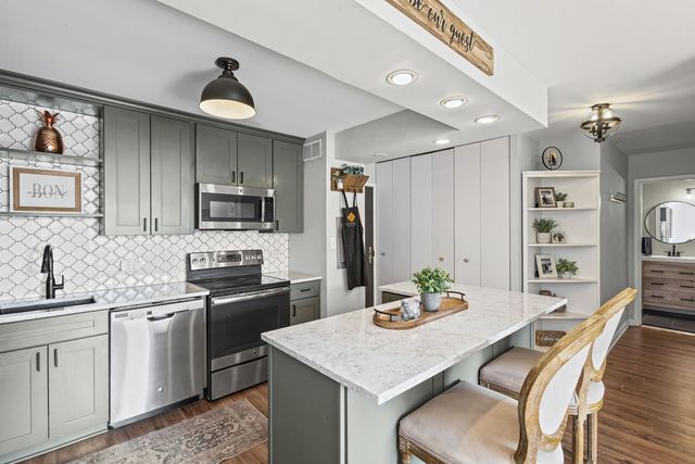 3930 N Pine Grove Avenue 304, Chicago, IL 60613