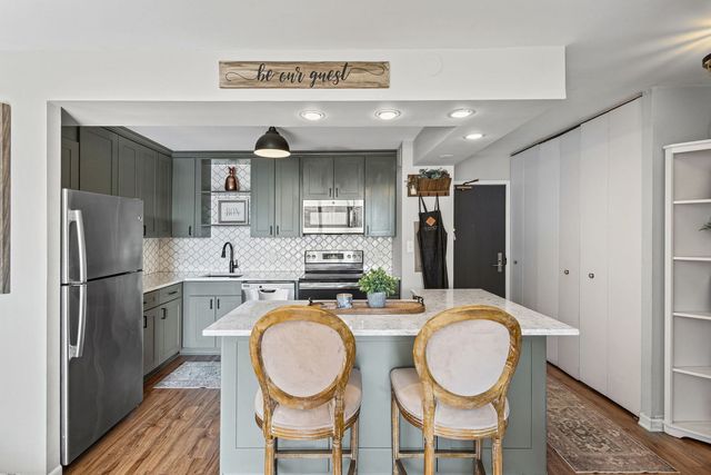 3930 N Pine Grove Avenue 304, Chicago, IL 60613