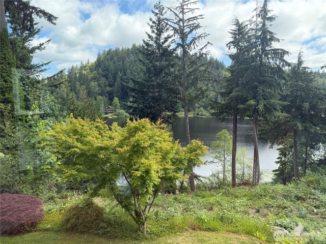 18432 W Lake Desire Drive SE, Renton, WA 98058