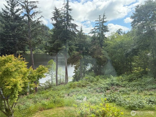18432 W Lake Desire Drive SE, Renton, WA 98058