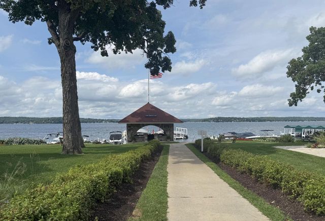 W4724 S Lakeshore DRIVE, Fontana, WI 53125