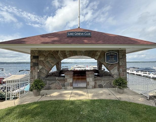 W4724 S Lakeshore DRIVE, Fontana, WI 53125