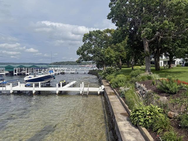 W4724 S Lakeshore DRIVE, Fontana, WI 53125