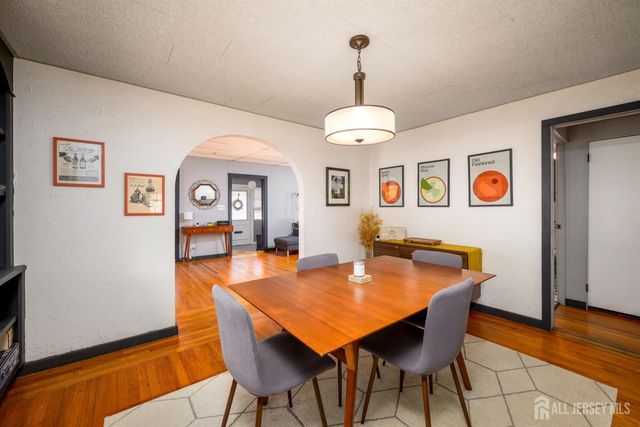 10 BEECHWOOD Place, North Brunswick, NJ 08902