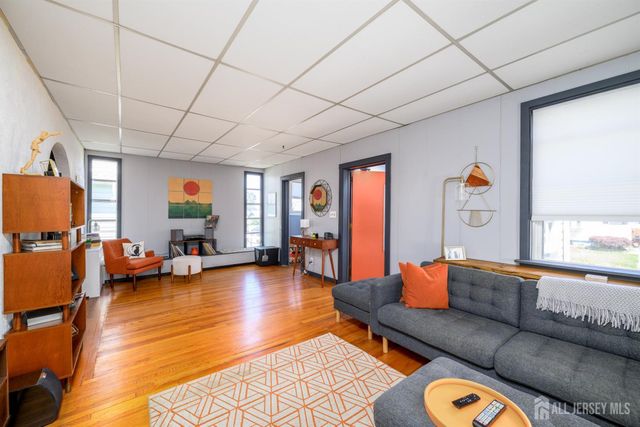 10 BEECHWOOD Place, North Brunswick, NJ 08902