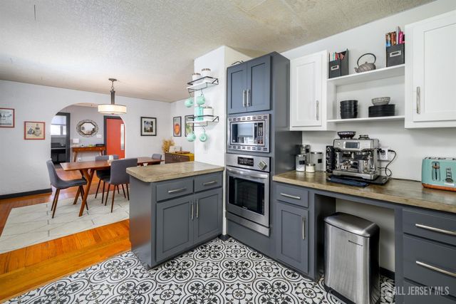 10 BEECHWOOD Place, North Brunswick, NJ 08902
