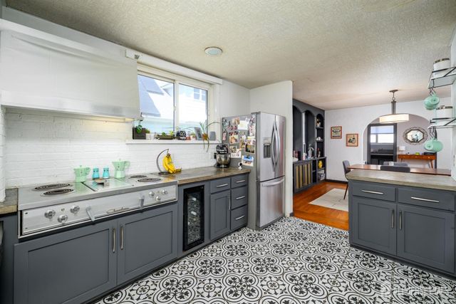 10 BEECHWOOD Place, North Brunswick, NJ 08902