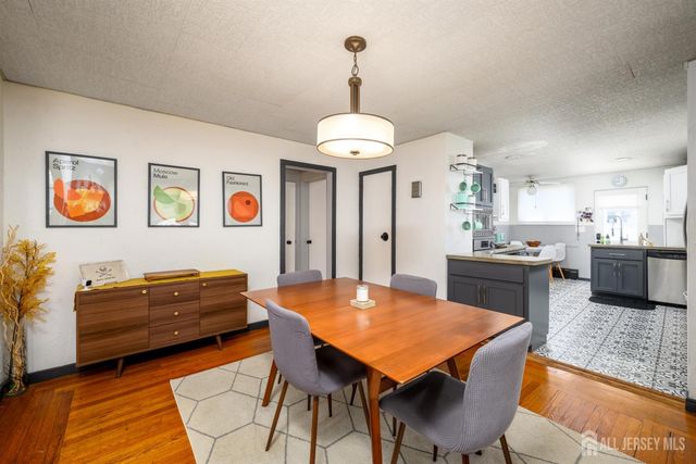 10 BEECHWOOD Place, North Brunswick, NJ 08902