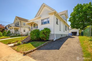 10 BEECHWOOD Place, North Brunswick, NJ 08902
