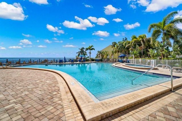 5245 COQUINA KEY DRIVE SE D, St Petersburg, FL 33705