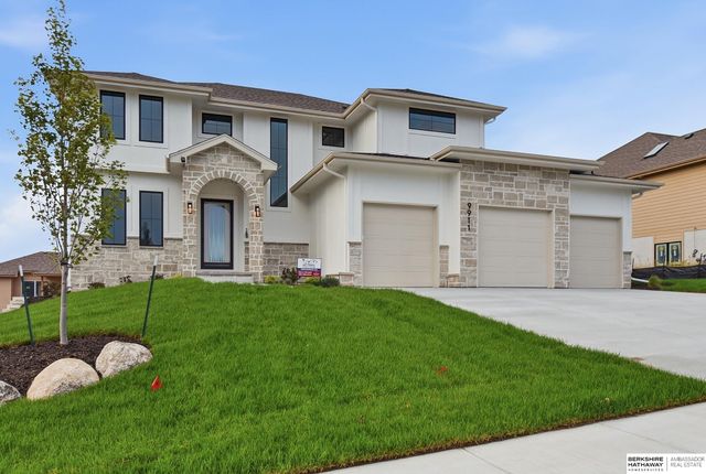 9911 Cimarron Street, Papillion, NE 68046