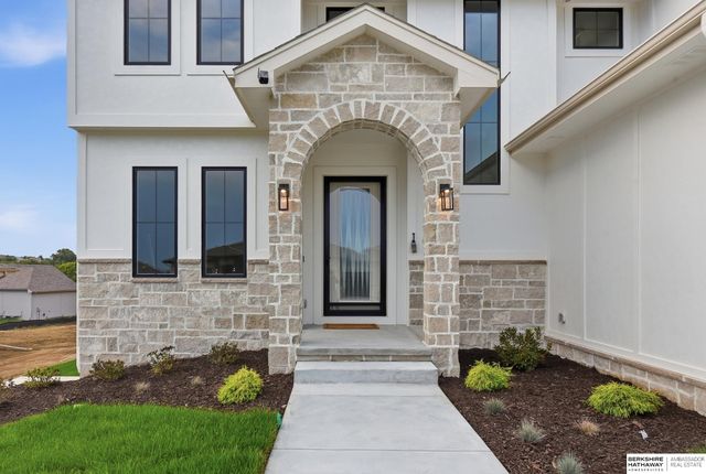 9911 Cimarron Street, Papillion, NE 68046