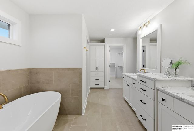 9911 Cimarron Street, Papillion, NE 68046