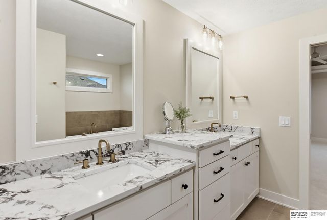 9911 Cimarron Street, Papillion, NE 68046