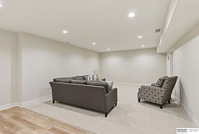 9911 Cimarron Street, Papillion, NE 68046