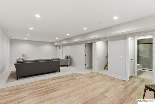 9911 Cimarron Street, Papillion, NE 68046