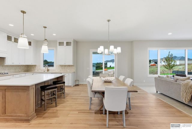 9911 Cimarron Street, Papillion, NE 68046