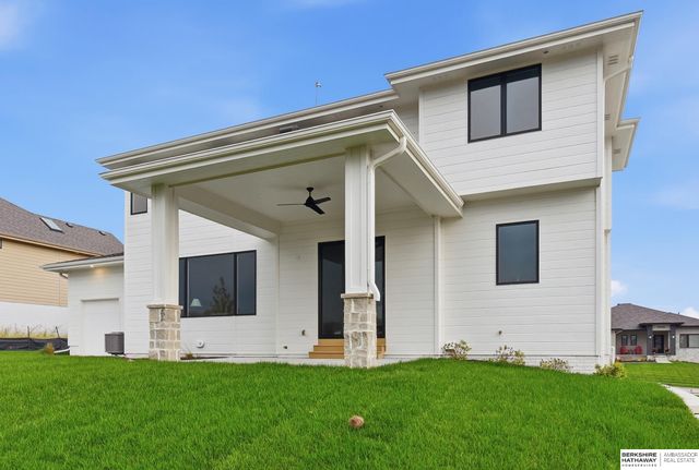 9911 Cimarron Street, Papillion, NE 68046
