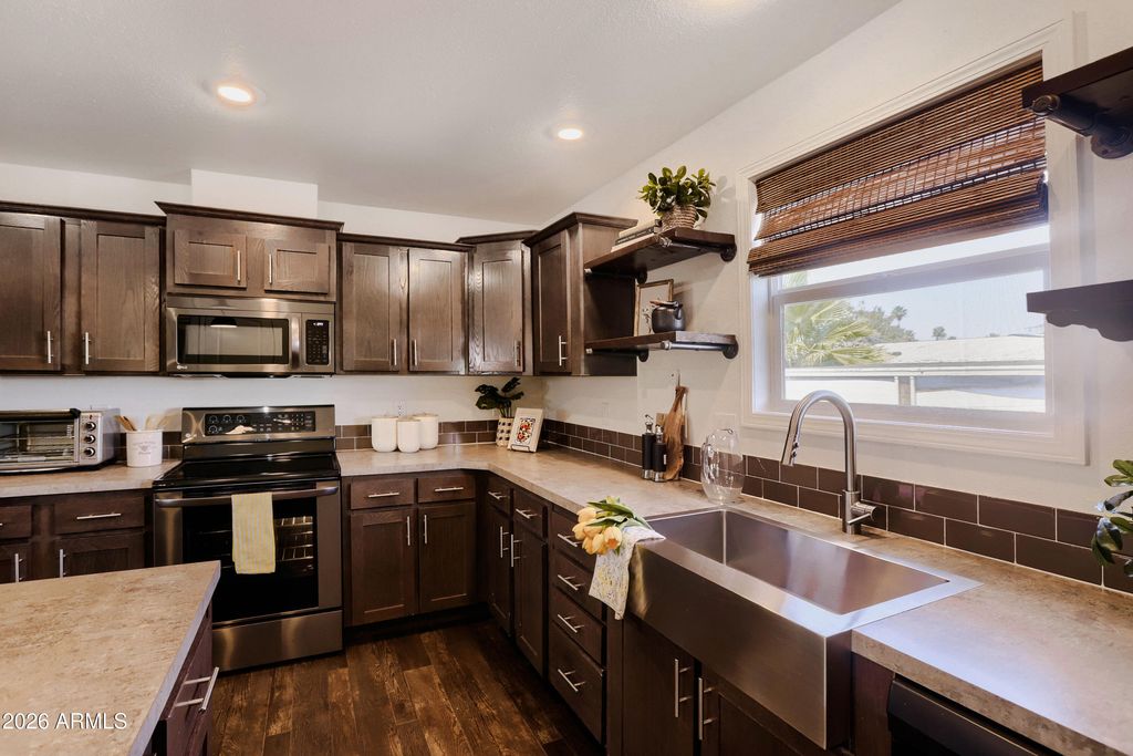 Image 8 of property listing at 19401 N 7th Street 137, Phoenix, AZ 85024