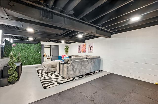 723 Rollinson Rd, Hermitage, PA 16148