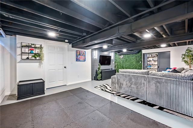 723 Rollinson Rd, Hermitage, PA 16148