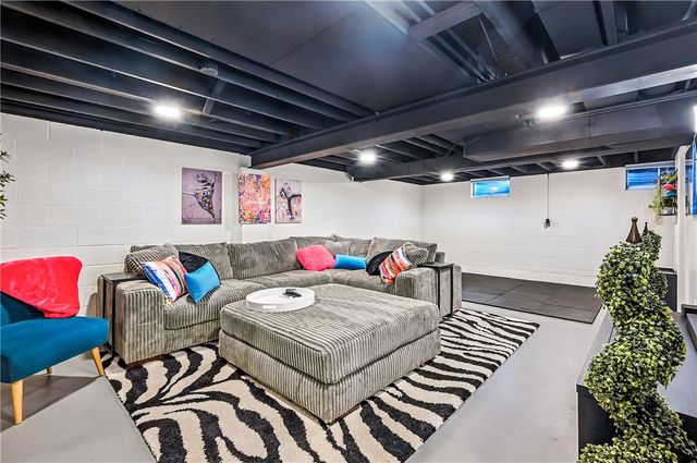 723 Rollinson Rd, Hermitage, PA 16148