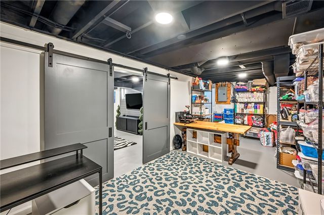 723 Rollinson Rd, Hermitage, PA 16148