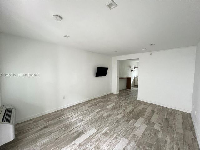 220 Collins Ave 8A, Miami Beach, FL 33139
