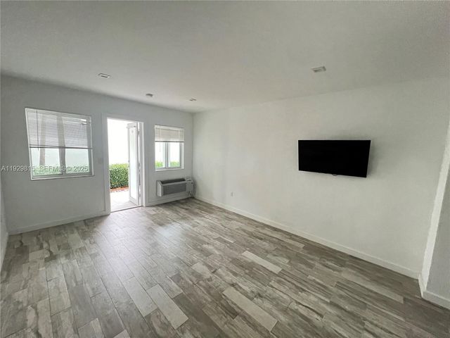 220 Collins Ave 8A, Miami Beach, FL 33139