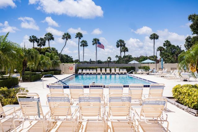 15 Vista Palm Lane 105, Vero Beach, FL 32962