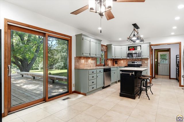5415 SW Lincolnshire CIR, Topeka, KS 66610