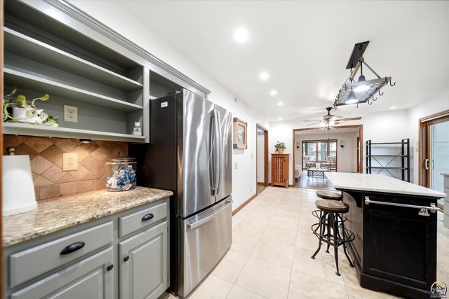 5415 SW Lincolnshire CIR, Topeka, KS 66610