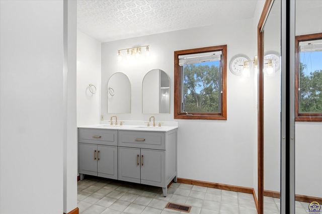 5415 SW Lincolnshire CIR, Topeka, KS 66610