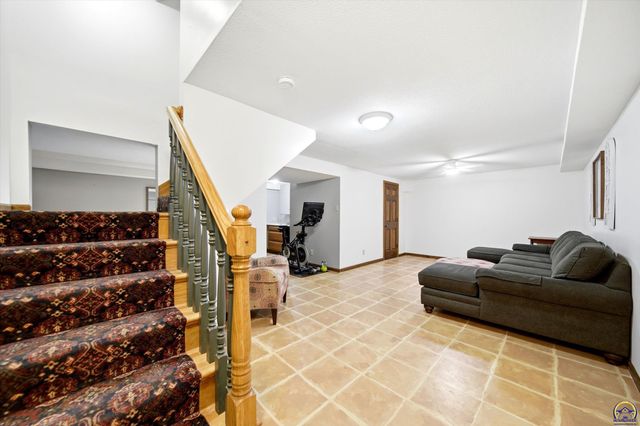 5415 SW Lincolnshire CIR, Topeka, KS 66610